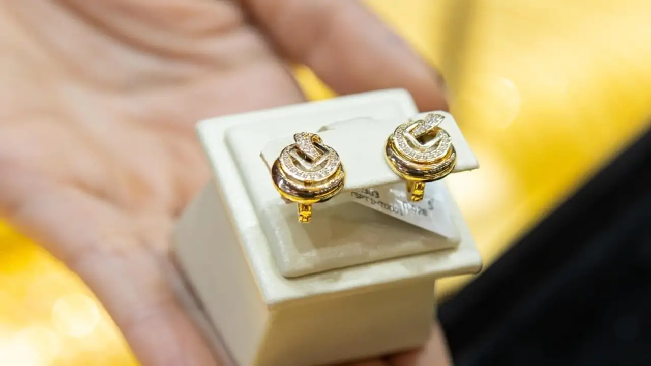 سعر أونصة الذهب يتراجع إلى مستويات تقترب من حاجز 5000 دولار